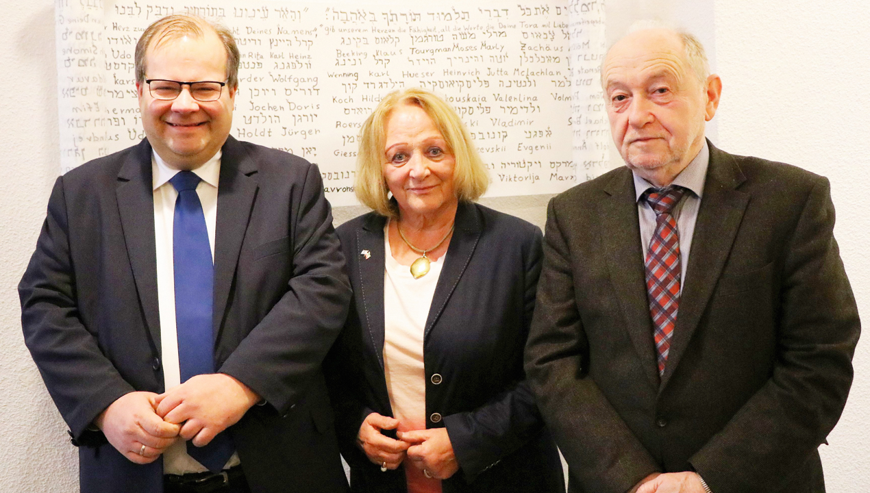Dr. Sebastian Sanders (l.), Sabine Leutheusser-Schnarrenberger und Dr. Mark Gutkin sprachen über das Leben der jüdischen Bürgerinnen und Bürger in Recklinghausen. Foto: Pressestelle RE Dr. Sebastian Sanders (l.), Sabine Leutheusser-Schnarrenberger und Dr. Mark Gutkin sprachen über das Leben der jüdischen Bürgerinnen und Bürger in Recklinghausen. Foto: Pressestelle RE