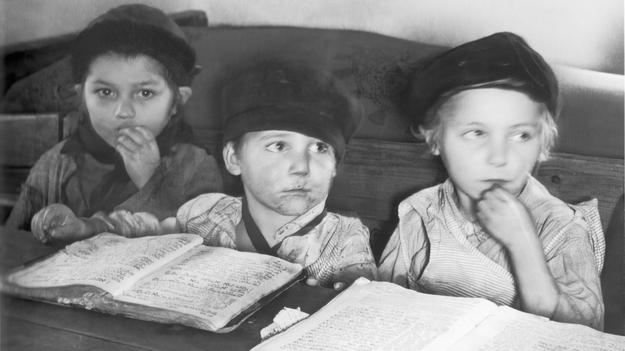 Drei Buben lernen im Cheder. Polen, 1936. Foto von Roman Vishniac Drei Buben lernen im Cheder. Polen, 1936. Foto von Roman Vishniac