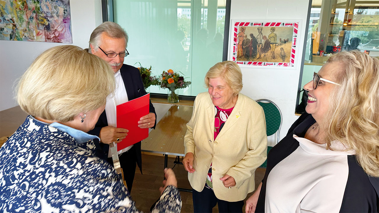 v.l.n.r.: Bürgermeisterin Karin Schrader, Bürgermeister Andreas Rüther, Gemeindevorsitzende Irith Michelsohn, Gemeindesozialarbeiterin Elena Egorov